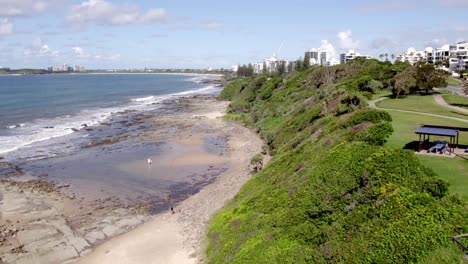 Drohne-Vorbei-An-Alexandra-Headland,-Sunshine-Coast