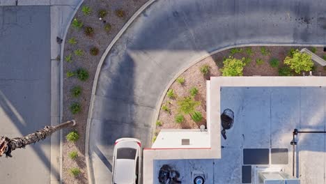 Temecula-Krispy-Kreme-Drohne-Von-Oben-Durch-Die-Durchfahrt-Mit-Blick-Auf-Das-Auto,-Das-Um-Die-Ecke-Zum-Fenster-Biegt