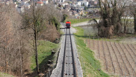 Rote-Standseilbahn-In-Crans-Montana-Auf-Den-Berg