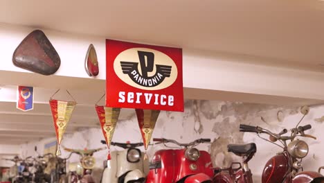 Pannonia-Service-Banner-Und-Historische-Motorräder-Im-Automobilmuseum-In-Soltvadkert,-Ungarn