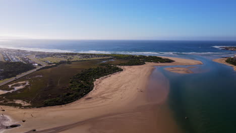 Vista-Panorámica-De-Drones-Sobre-El-Estuario-De-Goukou-En-La-Bahía-Inmóvil-Hacia-El-Este,-Revelando-El-Amanecer