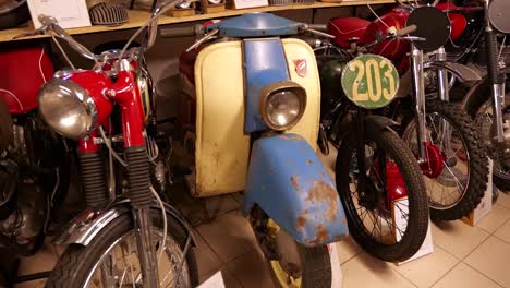 Nahaufnahme-Von-Alten,-Historischen-Motorrädern-In-Der-Ausstellung-Des-Ungarischen-Museums