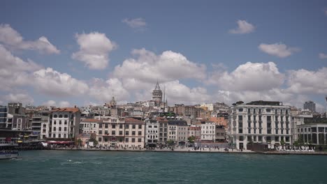 Barcos,-Ferries,-Barcos,-Edificios-Históricos-En-El-Bósforo,-Estanbul,-Turkiye