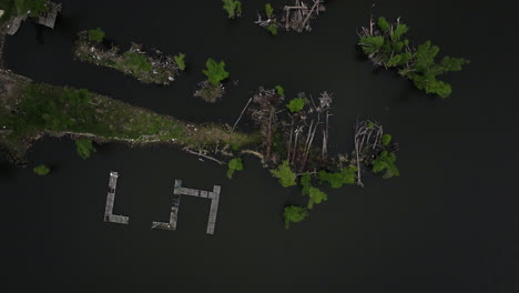 Reelfoot-lake-state-park-with-lush-greenery-and-wooden-structures,-aerial-view