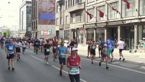 19.-Mai-2024,-Rimi-Riga-Marathon-Lettland:-Marathonläufer-Drängen-Sich-10-Km-Weit,-Vorderansicht