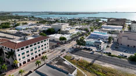 Empuje-Aéreo-Hacia-El-Horizonte-De-Fort-Pierce,-Florida