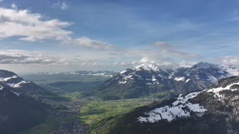 Naturaleza-Pacífica,-Drone-Capturó-Una-Vista-Fantástica-De-Las-Montañas-De-Glarus-Y-El-área-Con-Cielo-Azul-En-Un-Clima-Soleado