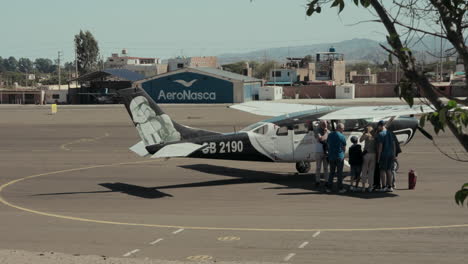 Pasajeros-Embarcando-En-Avioneta-En-El-Aeropuerto-De-Nasca-Perú.