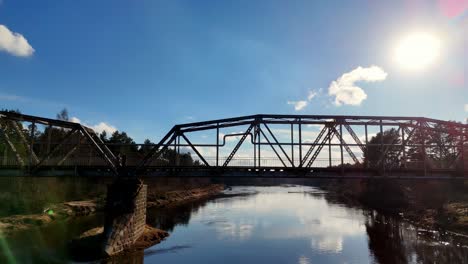 Pasarela-De-Hierro-Sobre-El-Río-Gauja-En-Un-Día-Soleado-En-Valmiera,-Letonia