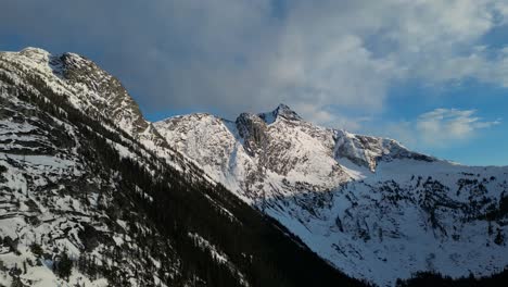 Felsige-Berggipfel-Mit-Schnee-Und-Bäumen