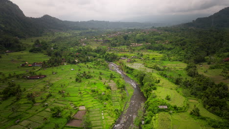 Cruce-Del-Río-Sidemen-Green-Valley,-Bali-En-Indonesia