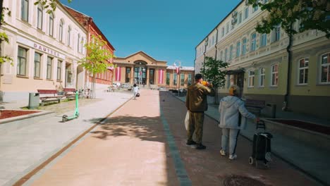 Zentrale-Einkaufsstraße-Von-Riga-In-Daugavpils-Mit-Bahnhof-POV-Vorwärtsfahrt