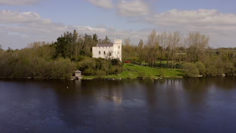 Castillo-De-Cargin-En-La-Cima-De-Una-Colina-Reflejo-En-El-Agua-Del-Lago-Debajo-Del-Cielo-Nublado