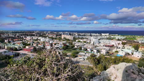 Weite-Aussicht-Auf-Protaras,-Zypern-Mit-Dem-Mittelmeer-Im-Hintergrund