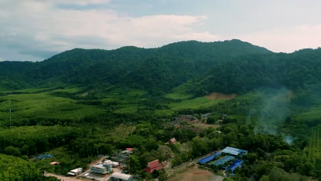 4K-Filmaufnahmen-Einer-Naturdrohnenaufnahme-Einer-Panorama-Luftaufnahme-Der-Wunderschönen-Strände-Und-Berge-Auf-Der-Insel-Koh-Lanta-In-Krabi,-Südthailand,-An-Einem-Sonnigen-Tag-über-Der-Altstadt-Von-Lanta