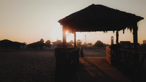 Una-Cabaña-Con-Techo-De-Paja-Iluminada-Por-Los-Rayos-Del-Sol-De-La-Mañana