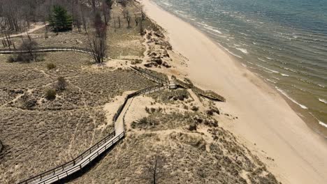 Luftaufnahme-Der-Weitläufigen-Strandpromenade