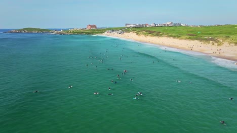 Playa-Fistral-Con-Surfistas-Esperando-Las-Olas-Del-Mar,-Newquay,-Cornwall