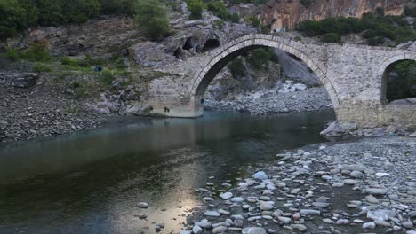 Mittelalterliche-Brücke-über-Einen-Schwefelreichen-Fluss-Führt-Zu-Einem-Naturheilbad-In-Albanien