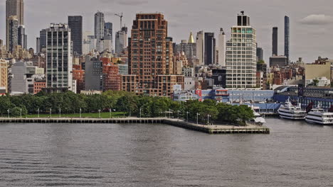 NYC-New-York-Luftaufnahme-V454,-Vergrößerter-Überflug-über-Den-Hudson-River-Mit-Aufnahme-Des-Waterfront-Parks-Und-Des-Chelsea-Piers-Sports-Complex-Vor-Der-Stadtlandschaft-Von-Midtown-Manhattan-–-Aufgenommen-Mit-Mavic-3-Pro-Cine-–-September-2023