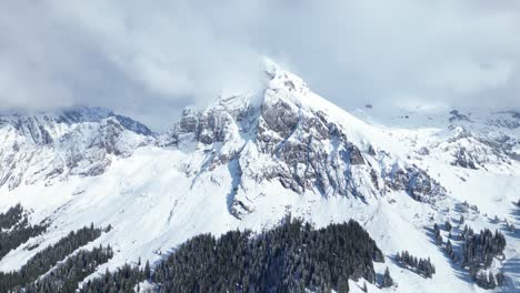 Lateral-Shot-Of-Huge-Fronalpstock-Glarus-Snowy-Mountains,-Switzerland