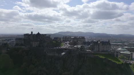 Pedestal-Aéreo-Del-Castillo-De-Edimburgo-Que-Revela-La-Ciudad---Día-Soleado