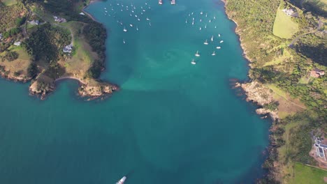 Boats-And-Yachts-At-Matiatia-Bay-In-Waiheke-Island,-Auckland,-New-Zealand---Aerial-Top-Down