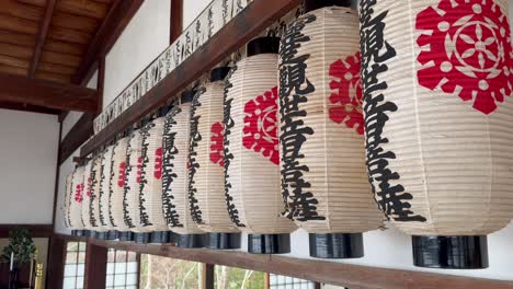 Linternas-De-Papel-En-El-Templo-Genkō-an-De-Kioto,-Japón