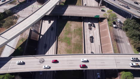 Vista-Aérea-Del-Cruce-De-Autopistas-Y-El-Cruce-En-Las-Afueras-Del-Centro-De-Houston,-Texas,-EE.UU.