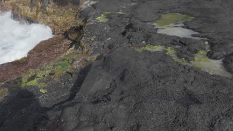 Terreno-Volcánico-Con-Charcos-De-Agua-En-Mosteiros,-Sao-Miguel,-Textura-Detallada-Del-Suelo,-Luz-Nublada