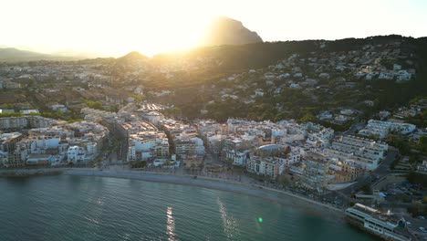 Spektakulärer-Sonnenuntergang-über-Der-Stadt-Xabia,-Spanien