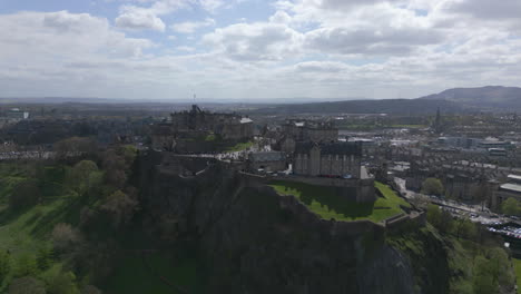 Edinburg-Castle-Aerial-Establishing-Shot,-Gentle-Push-In,-Sunny-Day