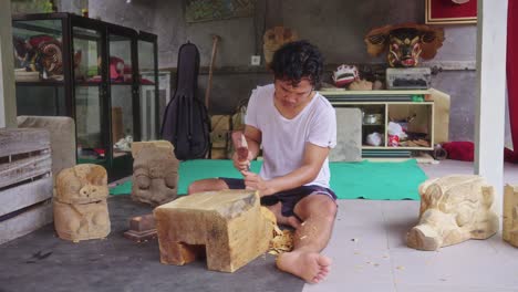 Tallador-De-Madera-Asiático-Trabajando-En-La-Tradicional-Máscara-De-Barong-En-Bali,-Indonesia---Plano-Amplio