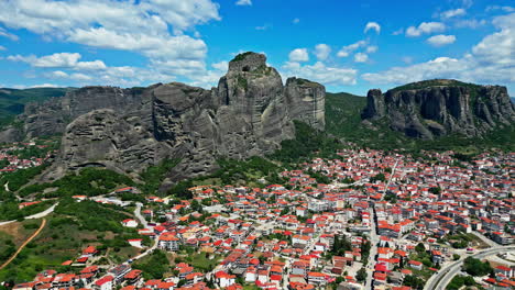 Ciudad-De-Kalambaka-Cerca-De-Los-Famosos-Monasterios-Meteora-En-Grecia---Disparo-Aéreo-De-Drones