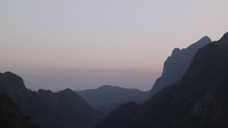 Silhouette-Der-Berggipfel-In-Der-Abenddämmerung-In-Der-Bergstadt-Nong-Khiaw-In-Laos,-Südostasien