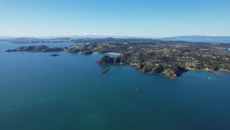 Panoramic-View-Of-Hills-And-Ocean-In-Waiheke-Island,-New-Zealand---Drone-Shot