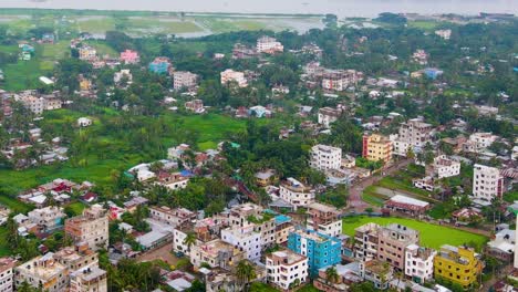Aufsteigende-Gebäude-In-Der-Urbanisation-In-Der-Stadt-Barisal-In-Der-Nähe-Des-Flussufers-Von-Kirtankhola-In-Bangladesch