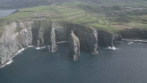 Impresionante-Vista-Aérea-Panorámica-De-Ponta-Do-Cintraoi,-Altos-E-Impresionantes-Acantilados-De-La-Isla-De-Sao-Miguel,-Archipiélago-De-Las-Azores,-Portugal