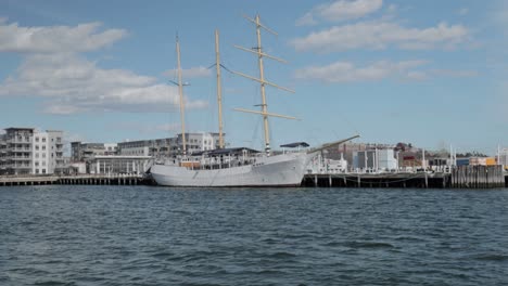 Segeln-Auf-Einer-Touristenfähre-Im-Hafen-Von-Boston-Mit-Blick-Auf-Ein-Angedocktes-Segelschiff