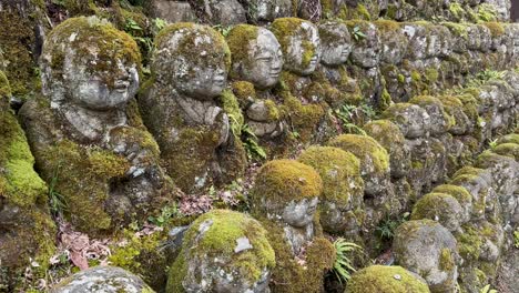 Filas-De-Estatuas-Rakan-En-El-Templo-Otagi-Nenbutsuji-Kioto,-Japón