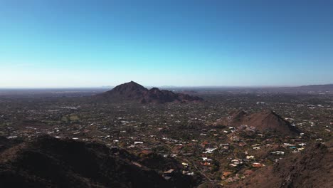 Blick-Auf-Die-Bergkette-Mit-Vororten-Im-Tal