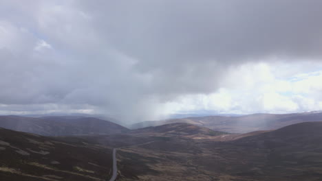 Lluvia-Llegando-A-Cairngorms,-Escocia.-Descenso-Aéreo