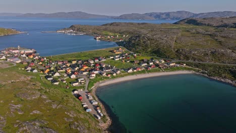 Strand-Von-Vestersanden-Und-Die-Stadt-Bogoynes,-Sonnenuntergang-In-Nordnorwegen---Kamerafahrt-Aus-Der-Luft