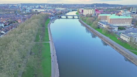 Eine-Luftaufnahme-Des-Frühlings-über-Dem-Stillen-Fluss-Trent-Und-Der-Lokalen-Regierung-Von-Nottinghamshire