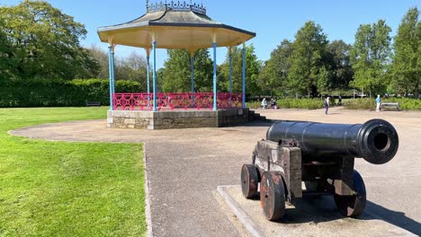 Waterford,-Irland-Peoples-Park,-Musikpavillon-Und-Russische-Kanonen-Aus-Der-Krim-Warnen-Vor-Einem-Warmen-Sommermorgen-Mit-Blauem-Himmel