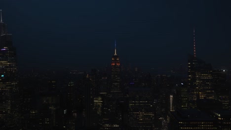 Noche-En-La-Terraza-De-Observación-Del-Empire-State-En-La-Azotea-De-Manhattan,-Nueva-York