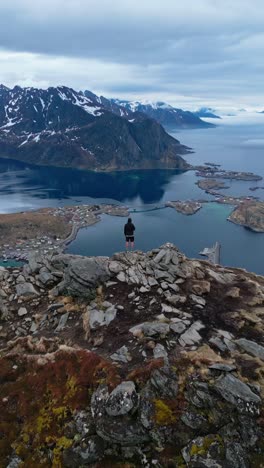 Panoramic-view-of-Man-on-the-edge-of-Reinebringen