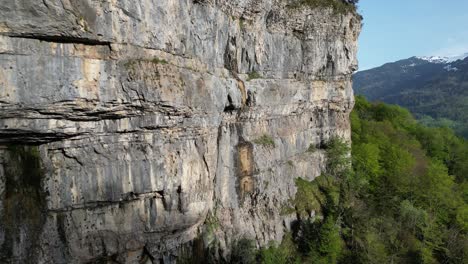 Volando-Cerca-De-La-Distintiva-Formación-Rocosa-En-Seerenbach-Falls-Amden,-St.