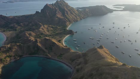 Vista-Aérea-De-La-Isla-De-Padar,-El-Parque-Nacional-De-Komodo,-Indonesia