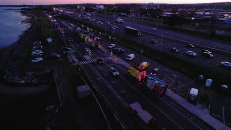 Escena-Crepuscular-En-Truck-Food-Paradise-En-New-Haven,-Connecticut,-Que-Muestra-Un-Vibrante-Mercado-De-Comida-Callejera-Junto-A-La-Autopista-I-95.